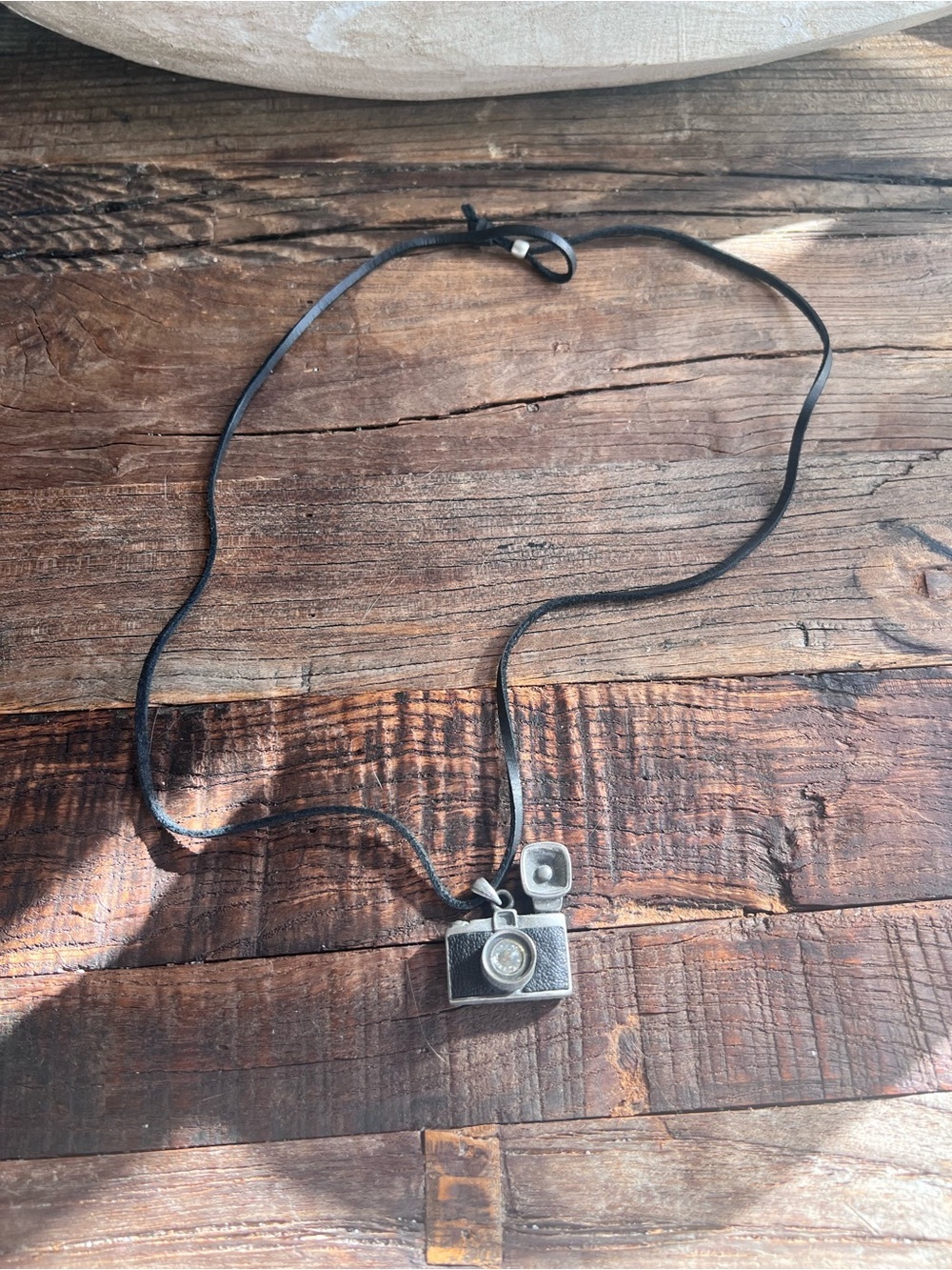 Vintage-Style Camera Pendant Necklace - Black